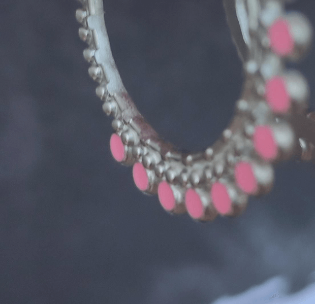 Boucles d'oreilles créoles ouvertes argentées et roses 