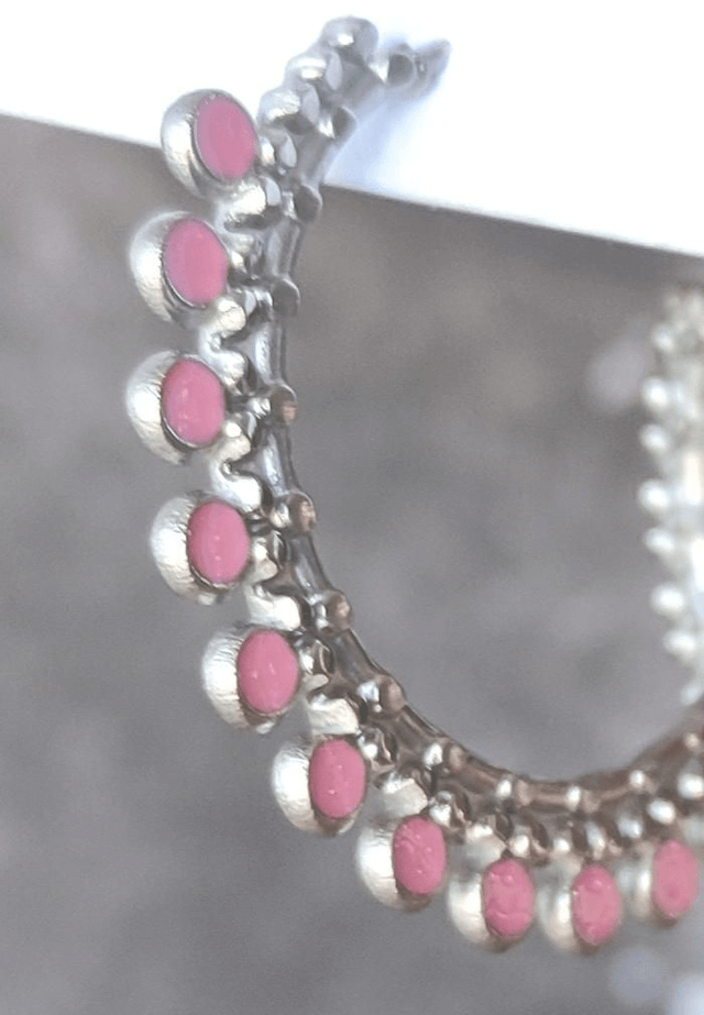 Boucles d'oreilles créoles ouvertes argentées et roses 