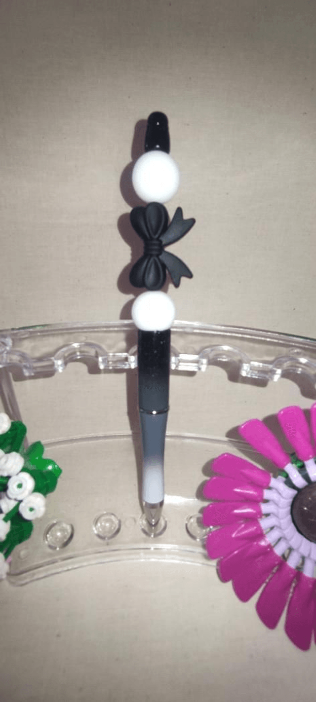 Stylo perle silicone noir et blanc à noeud 