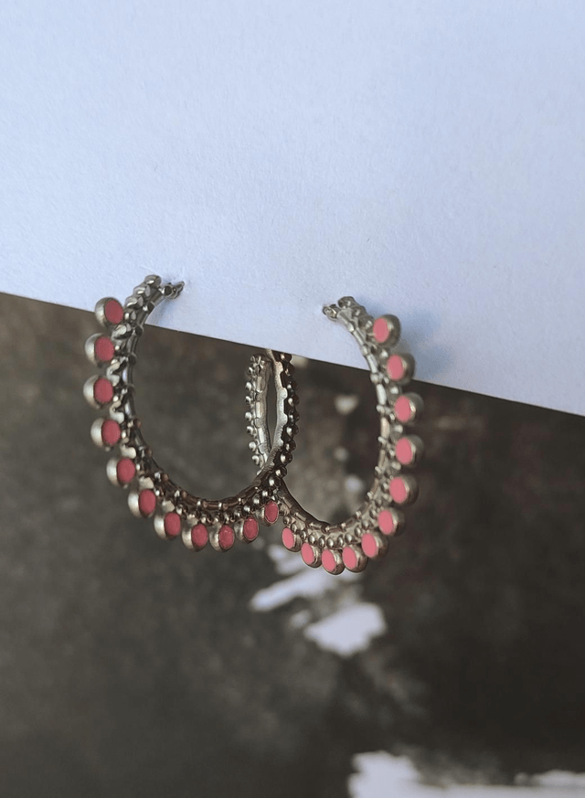 Boucles d'oreilles créoles ouvertes argentées et roses 