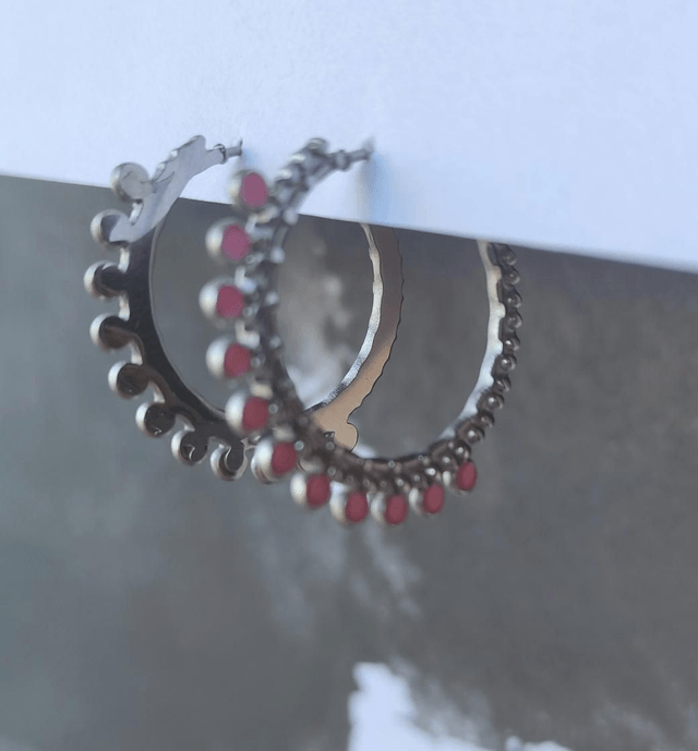 Boucles d'oreilles créoles ouvertes argentées et roses 