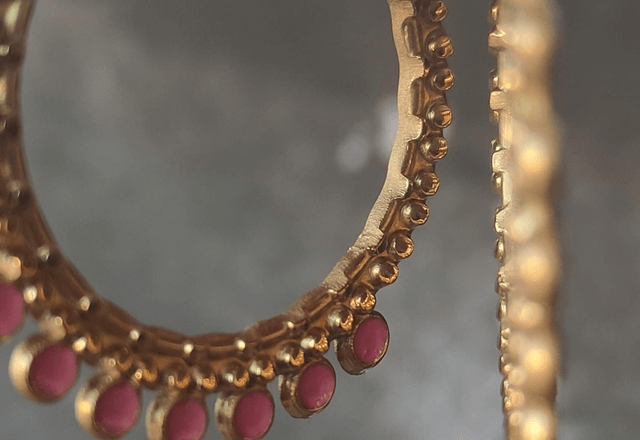 Boucles d'oreilles créoles ouvertes dorées et roses 