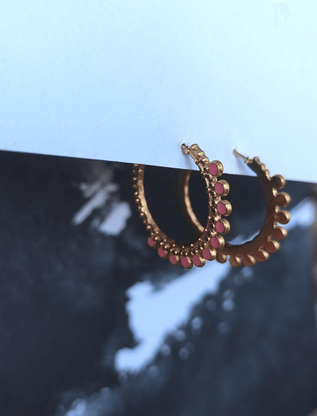 Boucles d'oreilles créoles ouvertes dorées et roses 